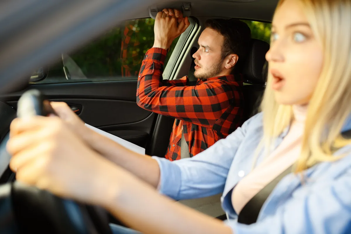 Idegesítő szokás, hogy az utas kiabál az autóvezető mellett. 