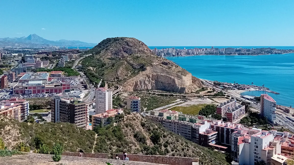 Kilátás az alicantei Santa Bárbara várból 