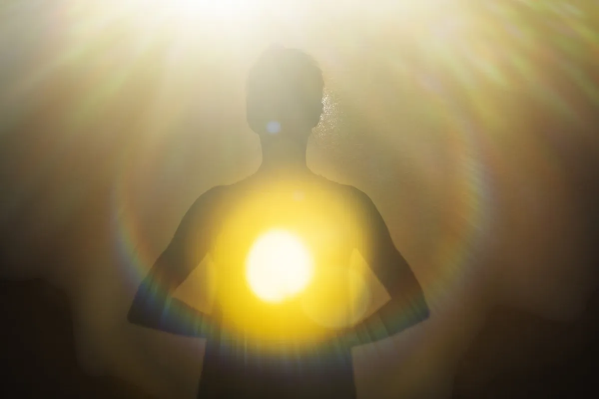 Meditáló női árnyék a Nap mögött a személyiségtesztben.