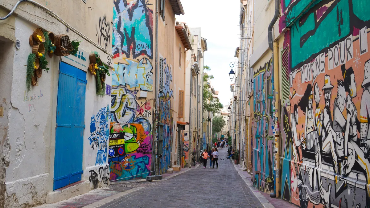 Marseilles-i utcakép graffitikkel.