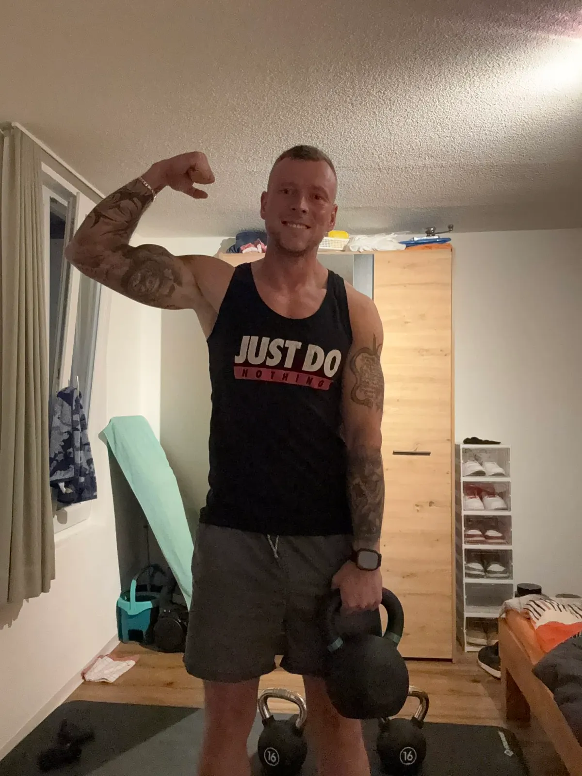 Török Balázs feszítés és edzés közben, kettlebellel a kezében