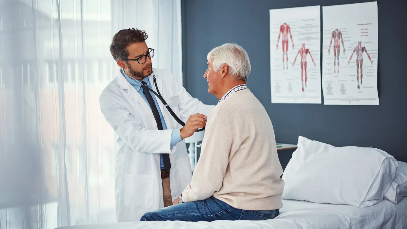 Az orvos vizsgál egy idős férfit, aki ártalmatlannak tűnő tünettel fordult hozzá.