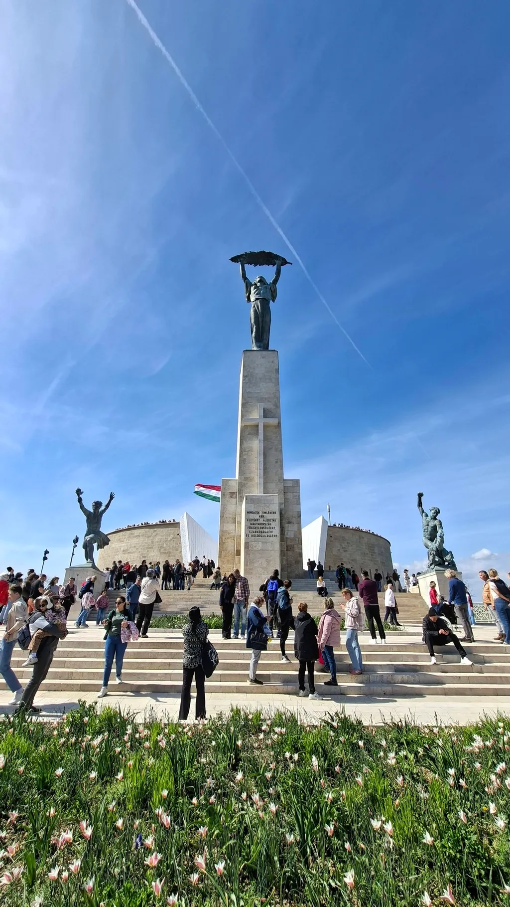 A Szabadságszobor háta mögött is felsétálhatunk az erőd tetején kialakított parkba. 