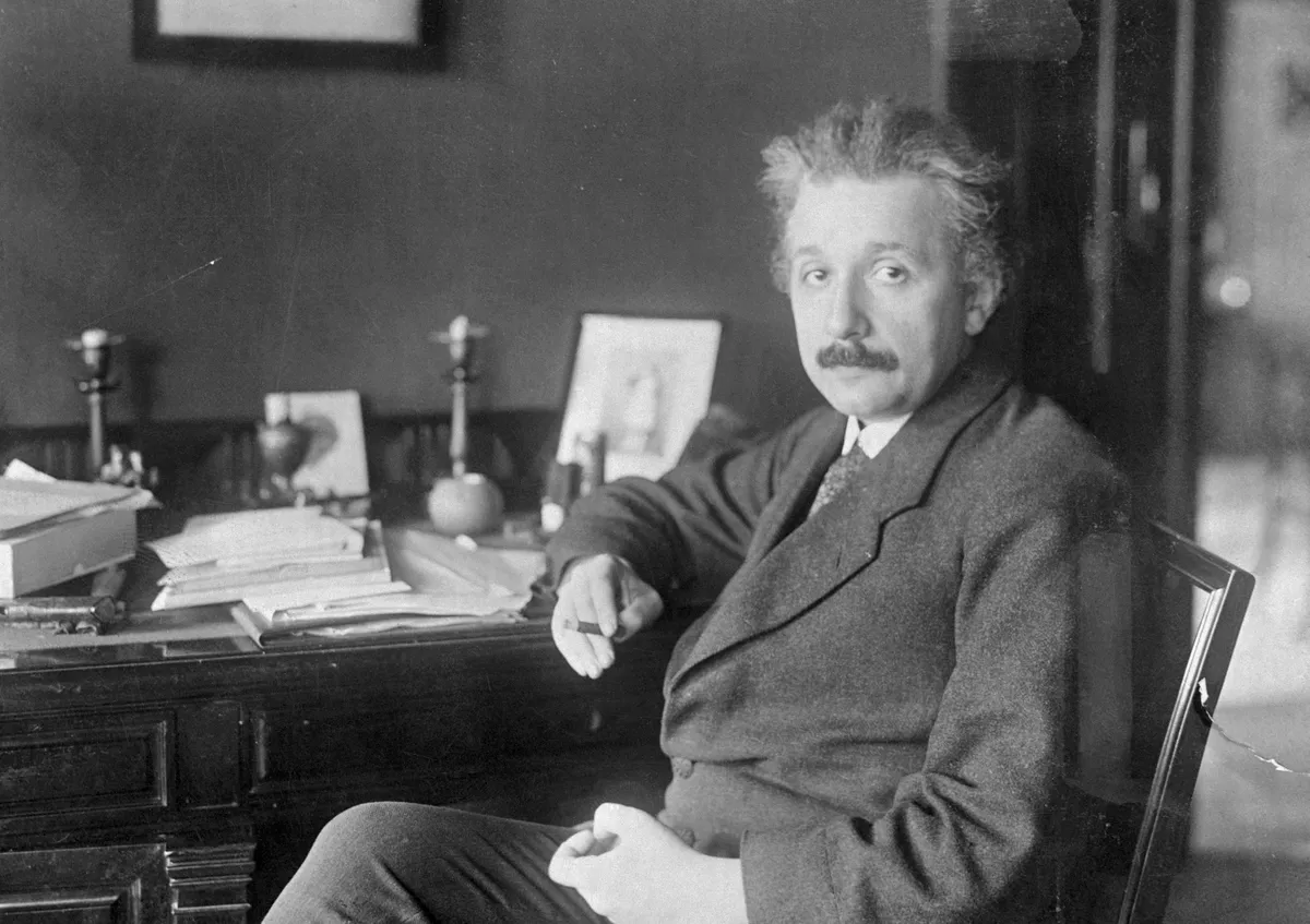 Kvízben szereplő fekete-fehér kép Albert Einstein elméleti fizikusról munka közben