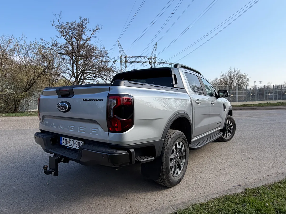 Ford Ranger PHEV teszt nő szemmel: egy kép az autó hátsó részéről.