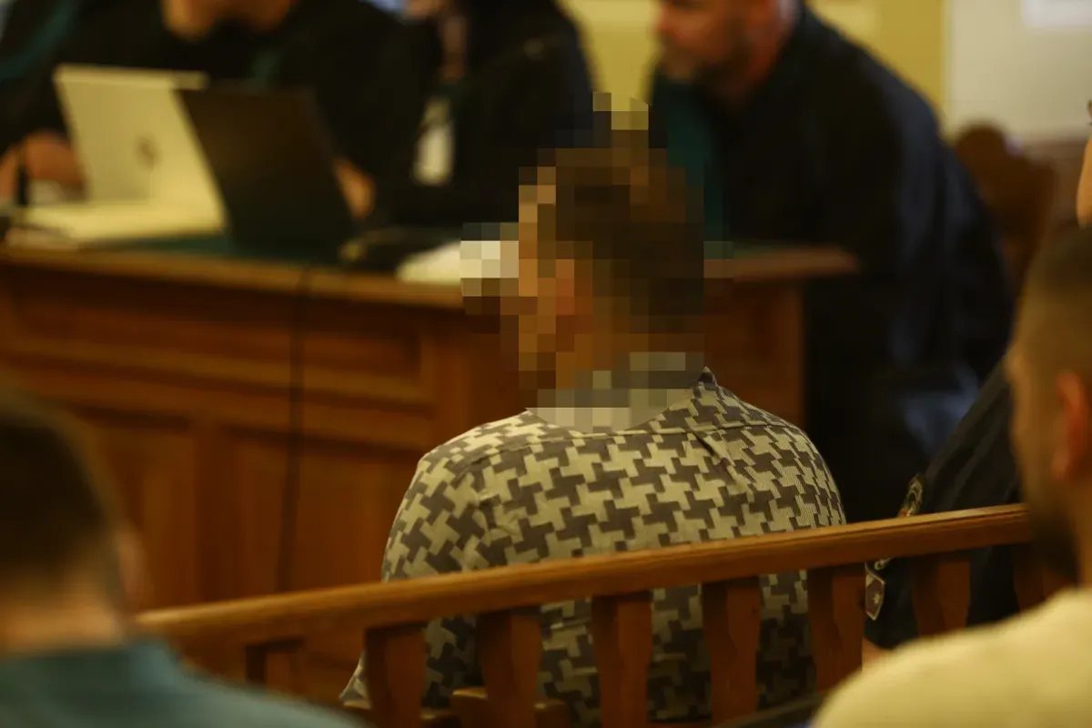 Apagyilkos a bíróság előtt