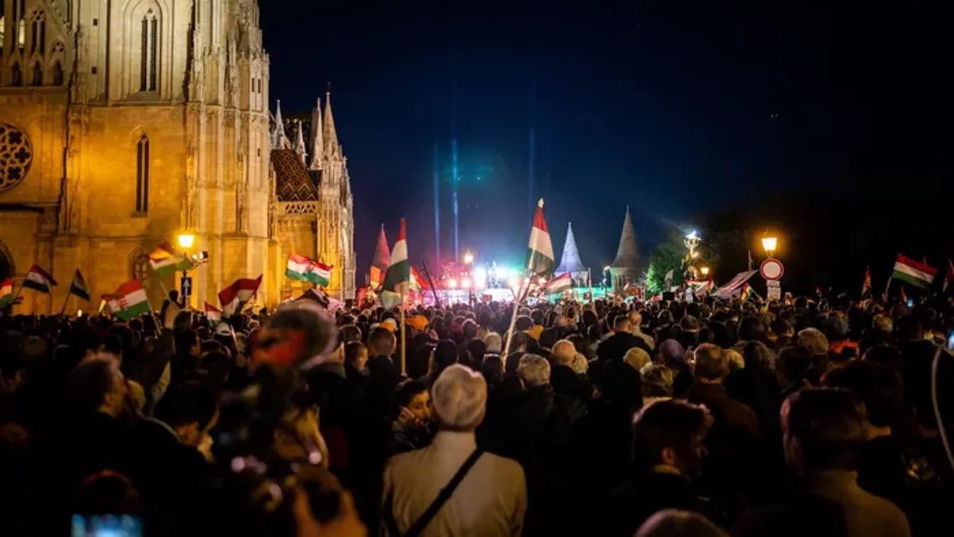 Fidesz-kampányzáró: Teljesen megtelt a Szentháromság tér, egy szalmaszálat sem lehetett leejteni