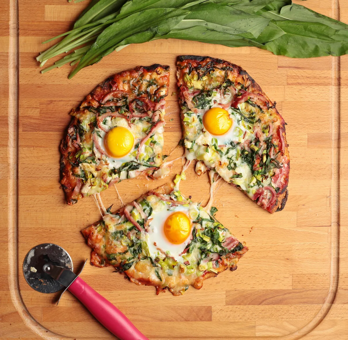 Medvehagymás receptek: medvehagymás pizza.