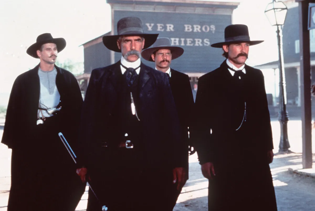 Jelenet a Tombstone című filmből, Val Kilmer, Bill Paxton, Sam Elliot és Kurt Russel.