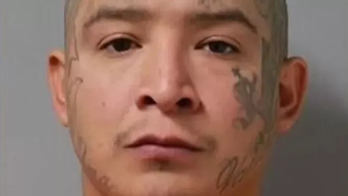 Kirakták a bárból, közel 60-szor lőtt vissza a férfi