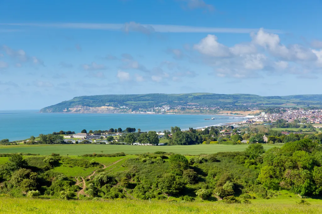 A Wight-sziget partmenti panorámája Culver Down felől, a távolban Shanklin és Sandwn települések. 
