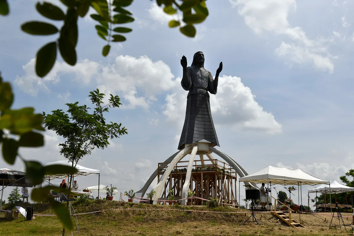 Dabas látnivalói közé tartozk az Áldó Jézus szobra is.