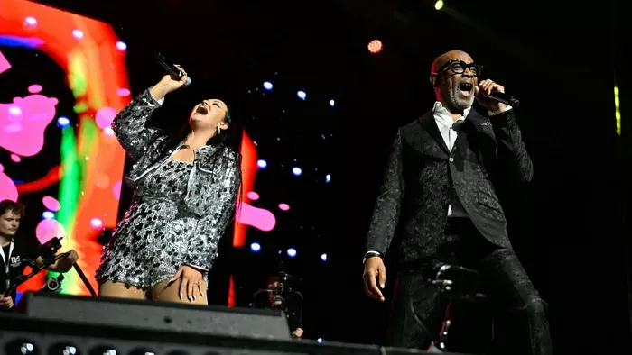 Magángéppel utazik és világsztárokkal turnézik Danis Elza