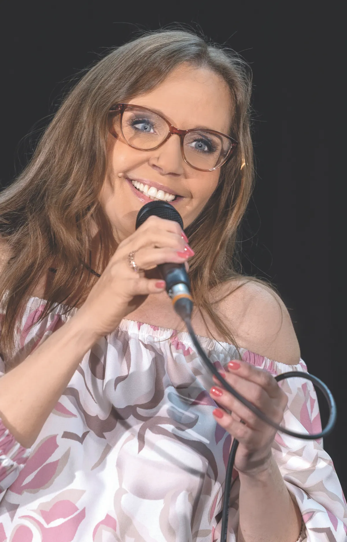 Bálint Antónia énekel