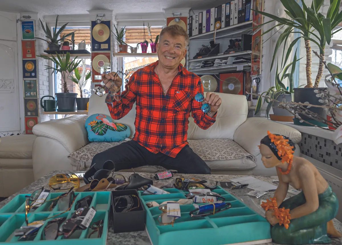 Delhusa Gjon a szemműtétet követően is megőrizte szemüveggyűjteményét