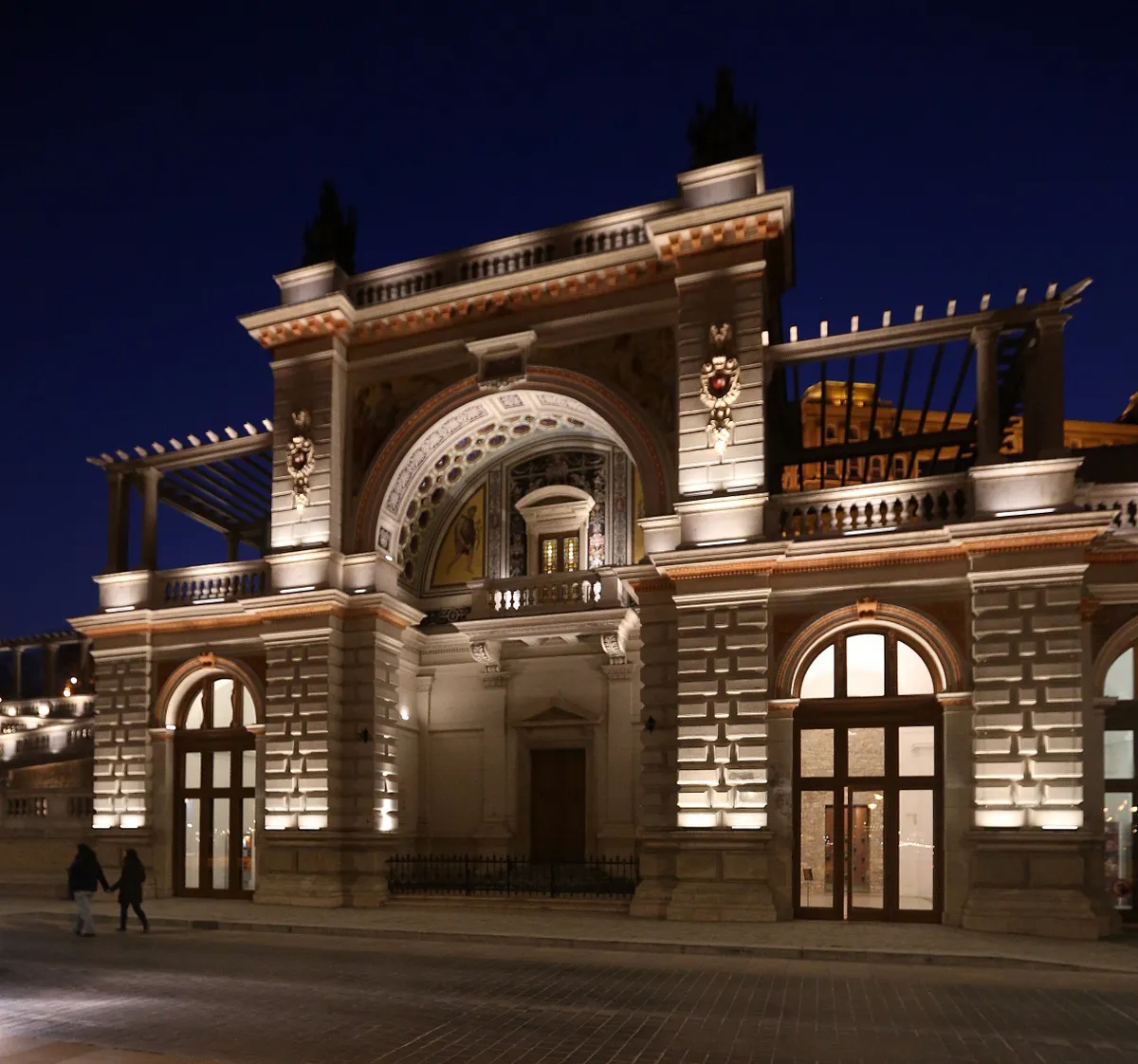 Az újjáépített Várkert Bazár esti kivilágításban.