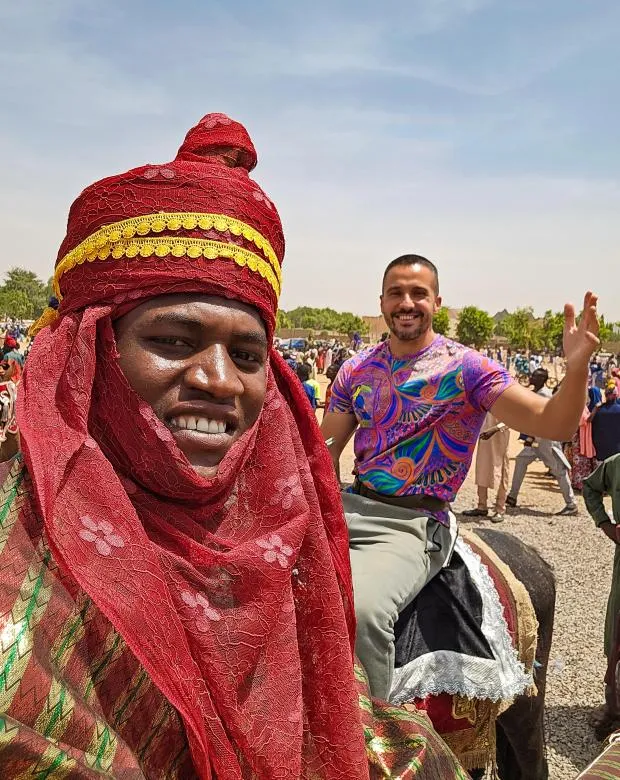 Gino Pop Nigériában egy helyi férfival.