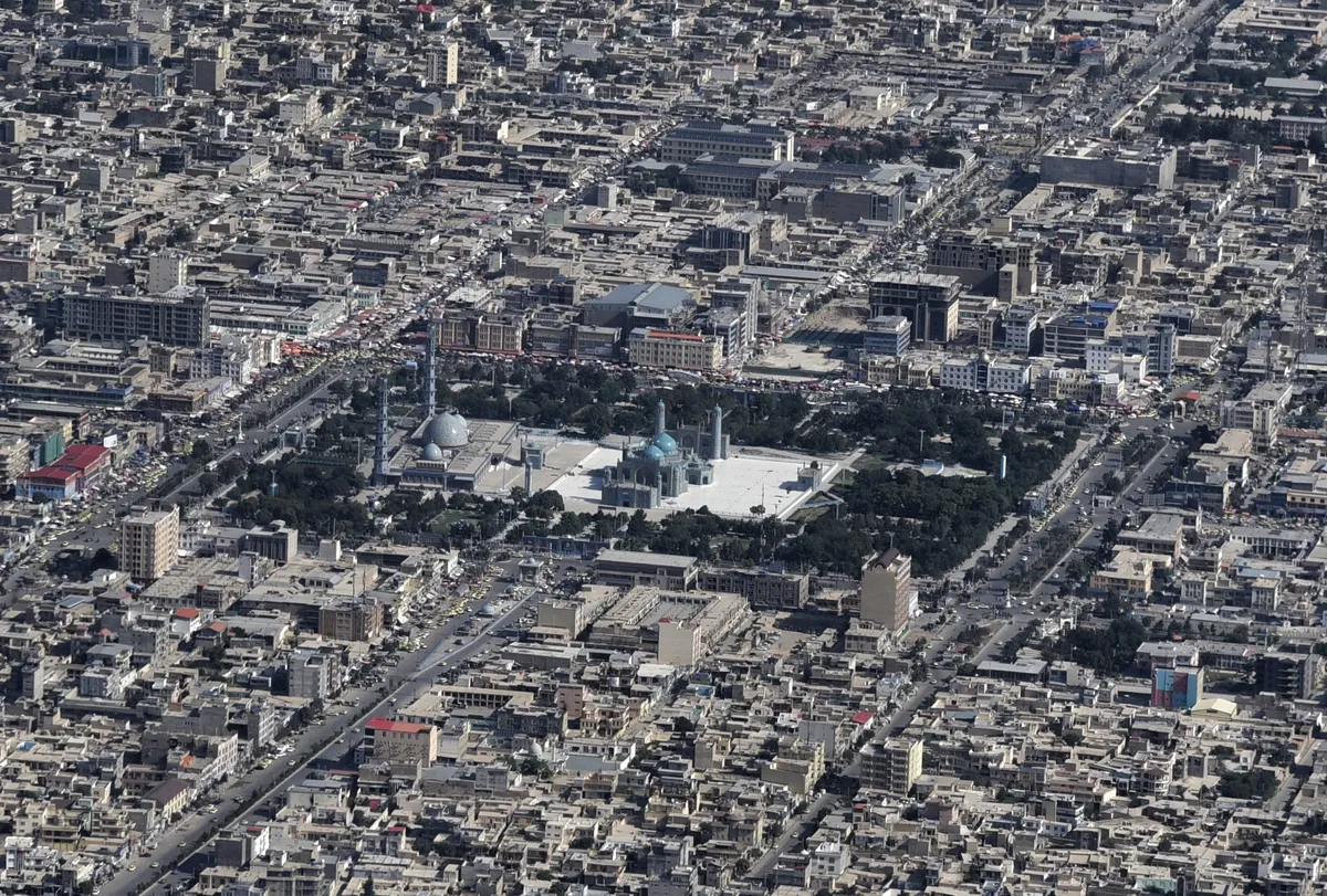 Az afganisztáni Mazar-e Sharifa magasból fotózva, középen a Kék mecsettel.