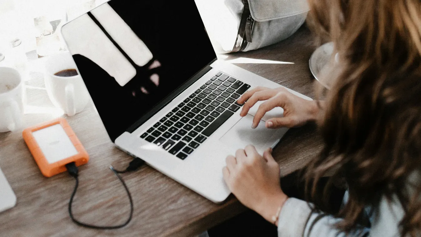 Mellékállás végzése laptopon