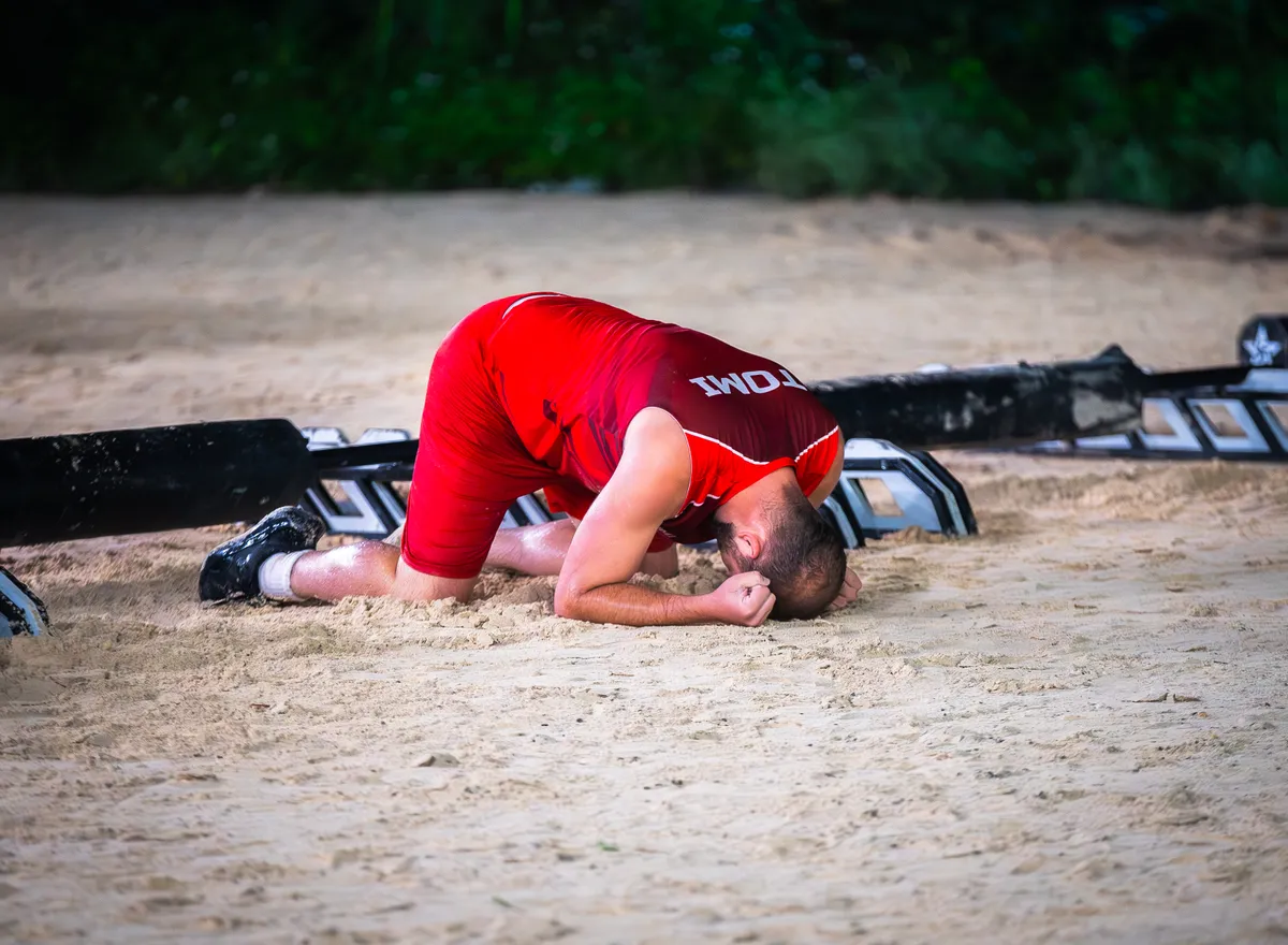 Az Exatlon párba győztese földre zuhant, miután megverte ellenfelét.