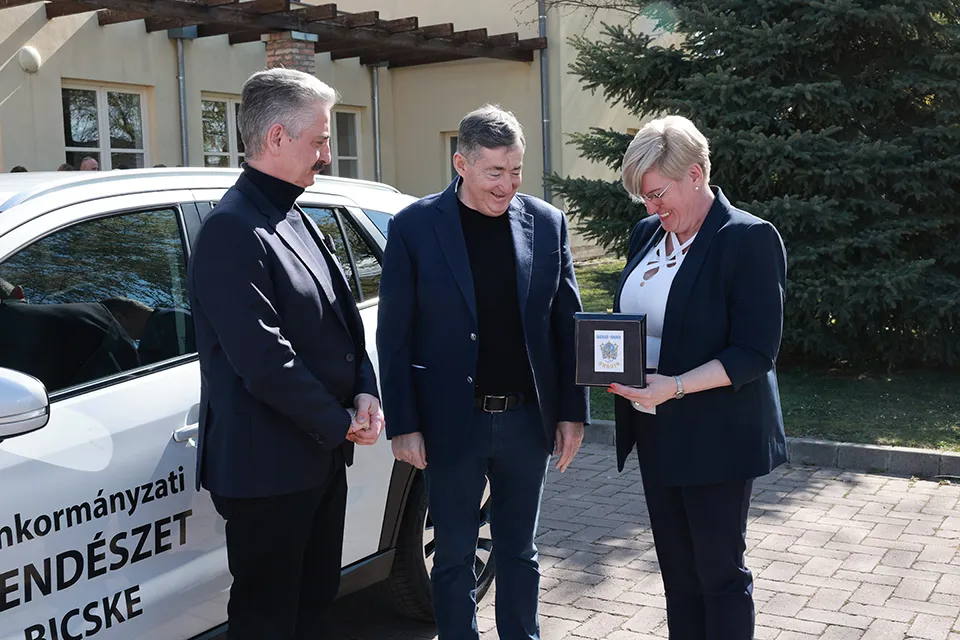 2026.04.09
Mészáros csoport
SUZUKI S-CROSS 1.4 Hybrid GLX típusú gépjárművet adományoz a Bicskei Önkormányzatnak