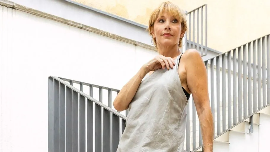 Xantus Barbara elmerengve pózol egy szürke ujjatlan felsőben.