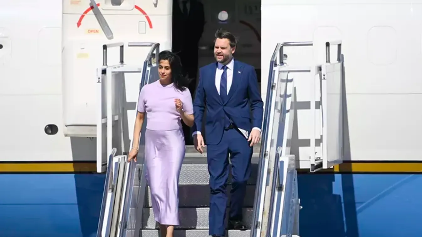 Íme az első fotók: megérkezett Magyarországra JD Vance