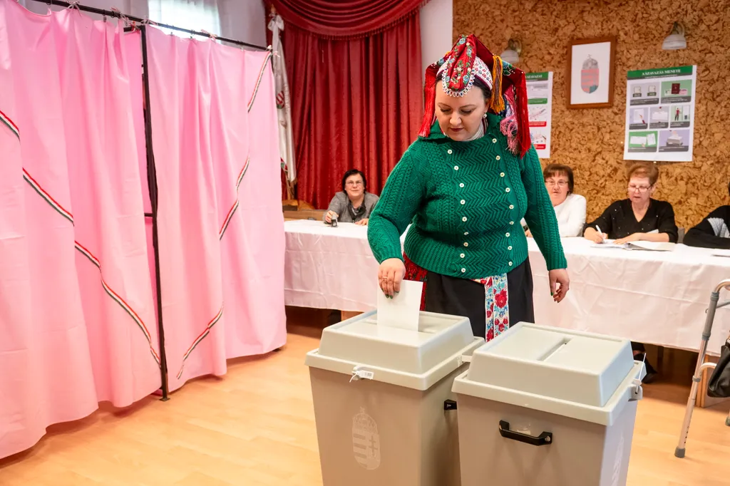 Választás 2026
A Rimóci Folklór Manufaktúra és Faluszépítő Egyesület helyi palóc népviseletbe öltözött tagja leadja szavazatát