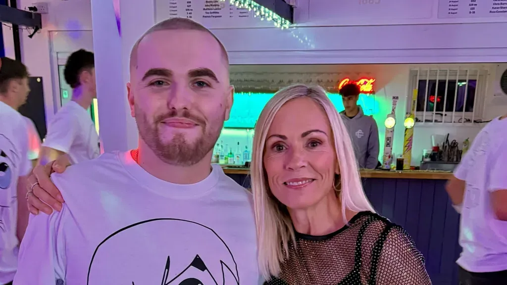 Zac édesanyjával - a fiú még élne, ha az orvosok jobban figyelnek rá és észreveszik a hererákot