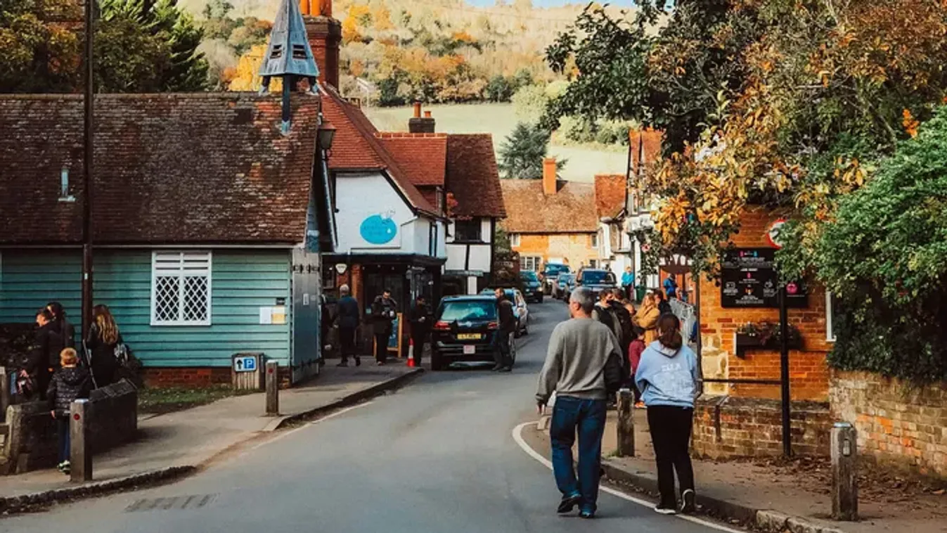  „Egyszerűen betört a hátsó ajtón” – rettegésben tartja a kertvárost a rejtélyes jövevény, aki még a kezünkből is kienné a húst