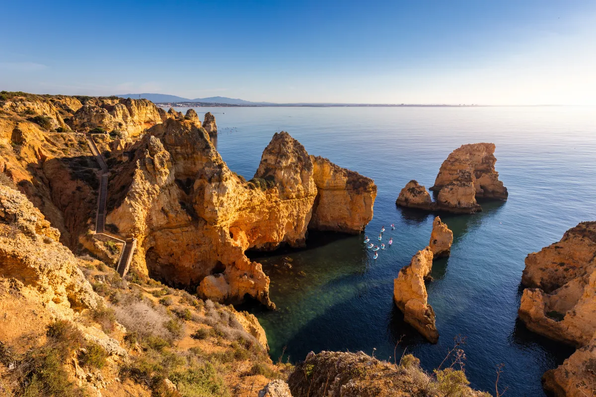 Algarve kőcsipkés partvidéke Portugáliában.