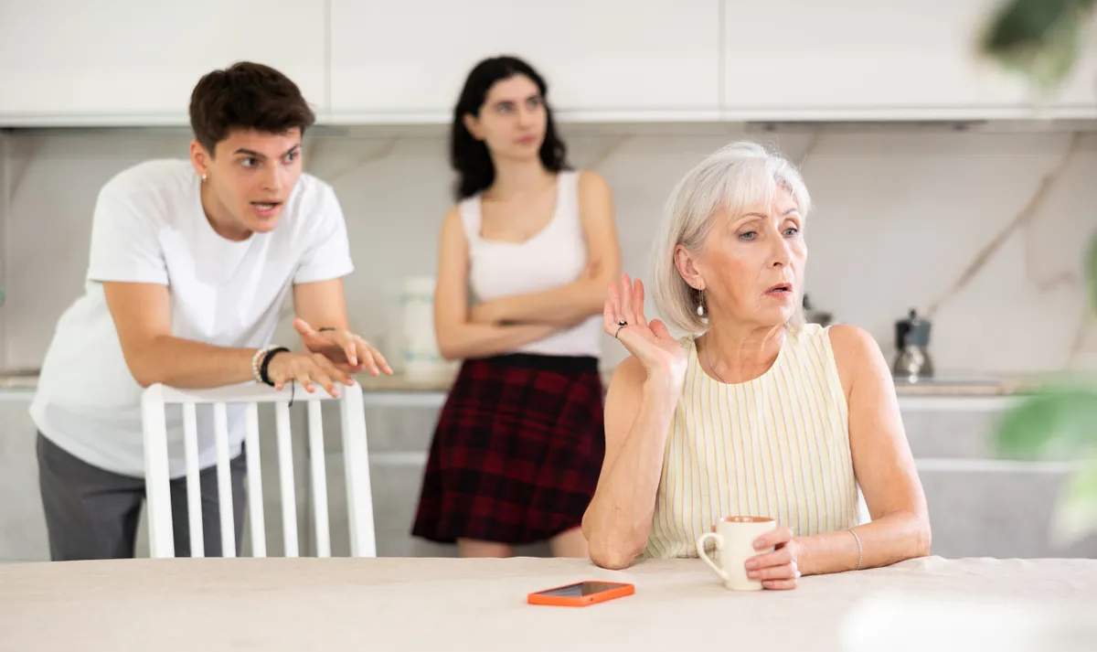 Esküvőszervezésben résztvevő anyós egy fiatal párral a konyhában.