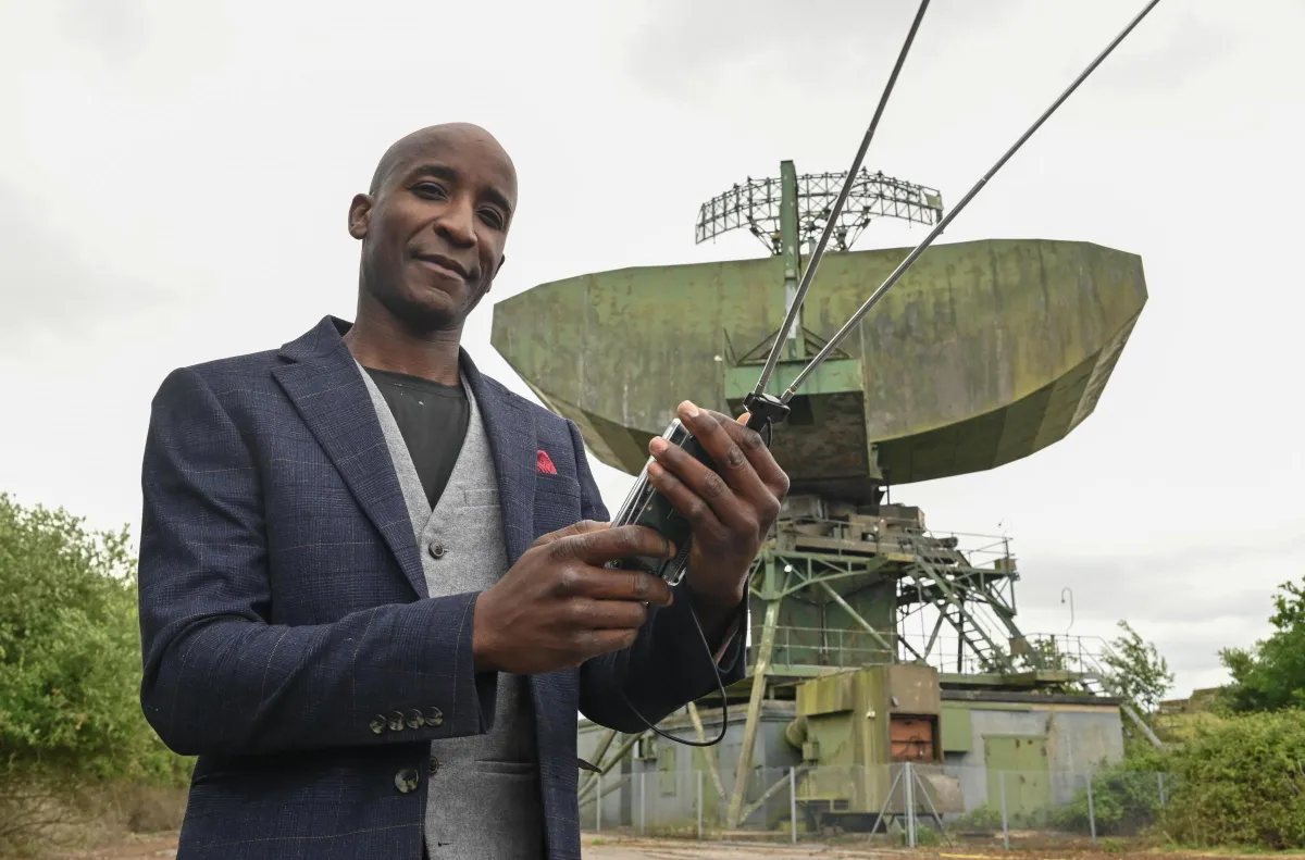 William Sachiti brit tech-milliárdos ufóvadász a katonai bunkere előtt