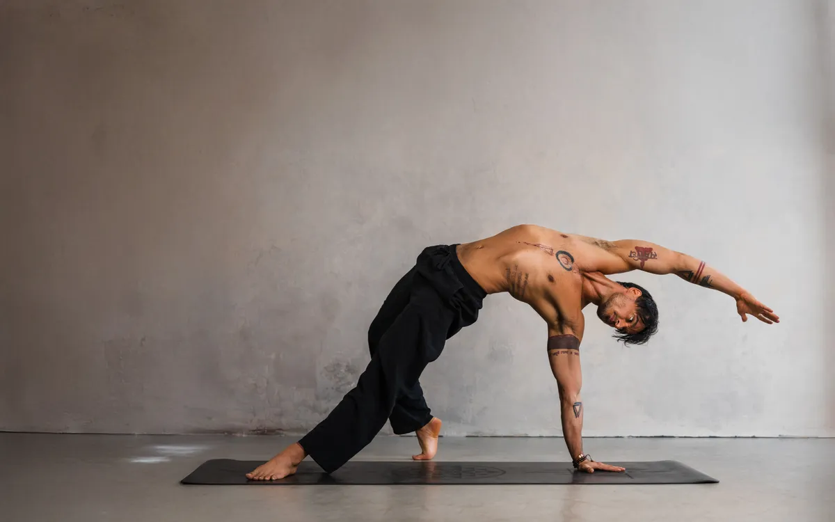 Diószegi Ádám jógagyakorlatot végez