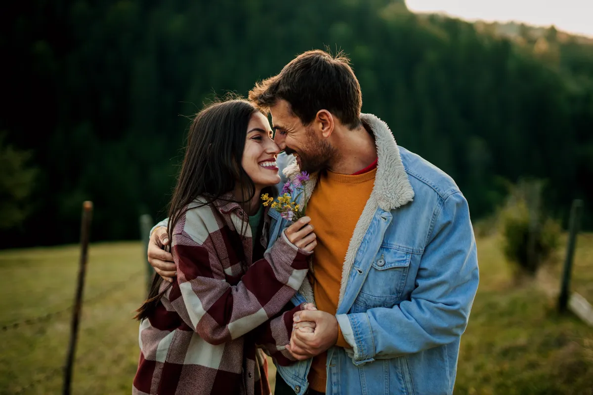 A szerelmi teszt szerint ez a boldog ölelkező fiatal pár sokáig együtt marad.