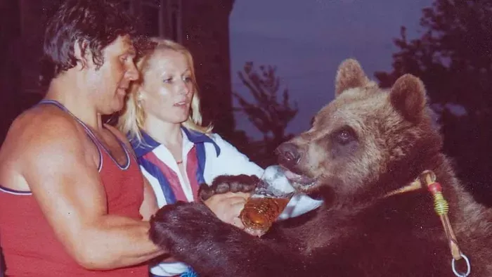 „Ő volt a mi kisfiunk" – Családtagként nevelt fel egy grizzly medvét egy házaspár