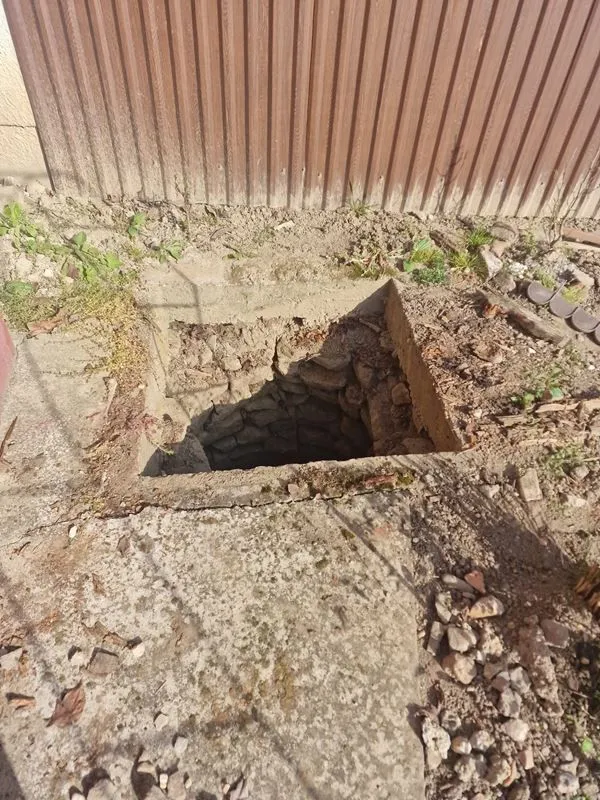 Használaton kívüli kútba zuhant, mentőhelikoptert kellett hívni egy hölgyhöz