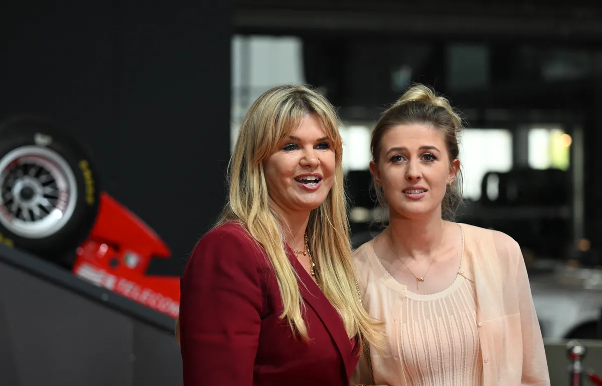 Michael Schumacher lánya, Gina (jobbra, Corinna asszony mellett) bevallotta: a lovak segítették át a nehéz időszakon