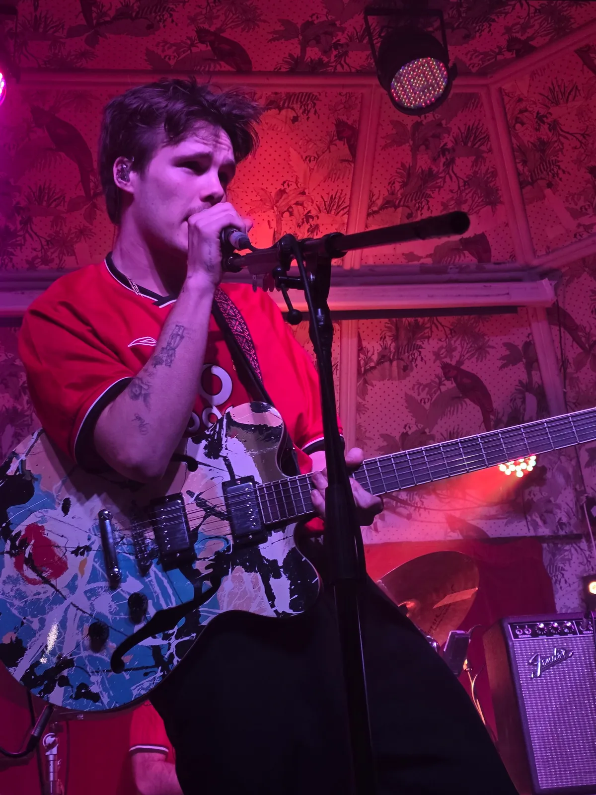 Cruz Beckham koncertje közben könnyekben tört ki, amikor testvéréről írt számát adta elő 