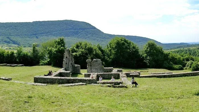 Barlangok és pálos falak a híres magyar sorozat helyszínén