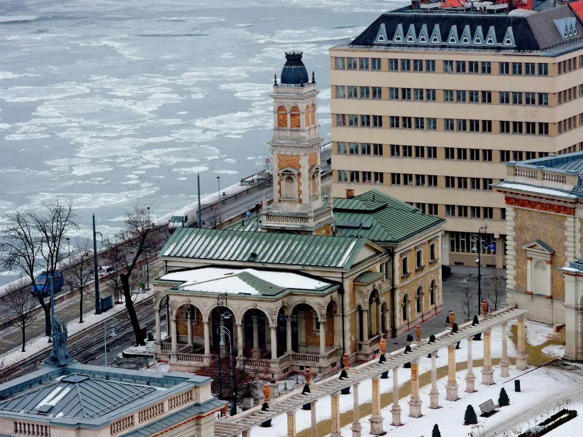 A Várkert-kioszk a magasból fotózva télen.
