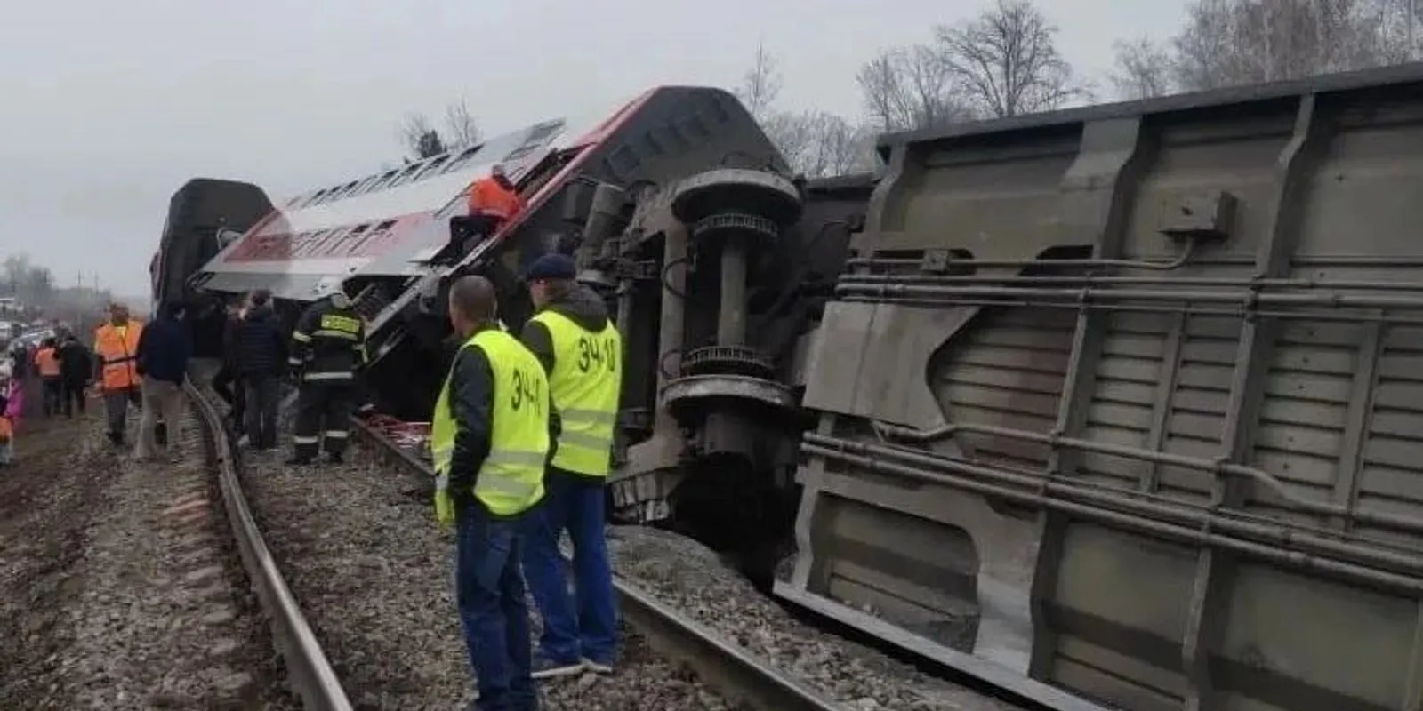 Több mint 400 utassal a fedélzetén siklott ki egy vonat