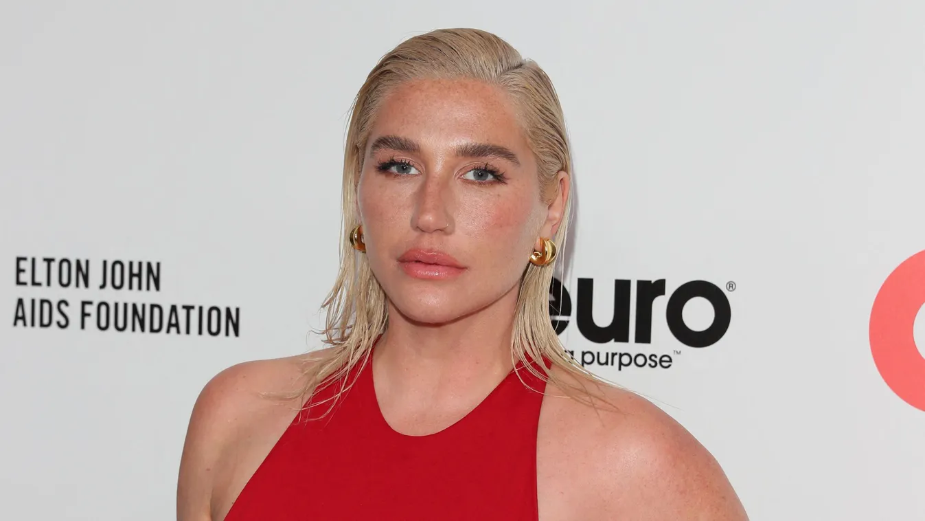Mindent a szemnek! A tengerben dobta le a textilt a világhírű énekesnő: Kesha teljesen pucéran sellőzik