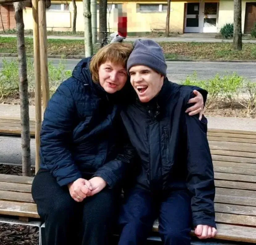 Marcsi és fia, Józsika, akinek az életét megkeseríti  a krónikus hasmenés 