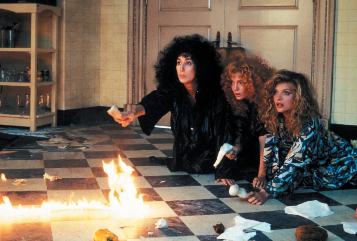 Cher, Susan Sarandon és Michelle Pfeiffer Az eastwicki boszorkányok című filmben. 
