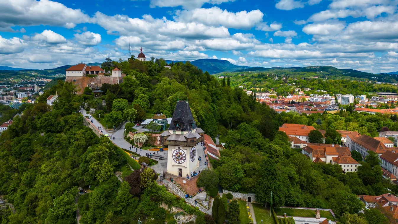 Graz óvárosát a Schlossberg vigyázza.