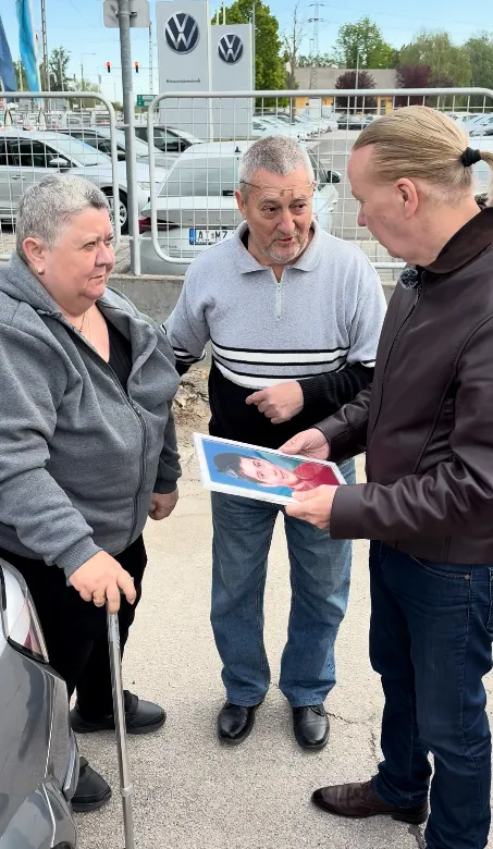 Till Tamás szülei megérkeznek az előkészítő ülésre.