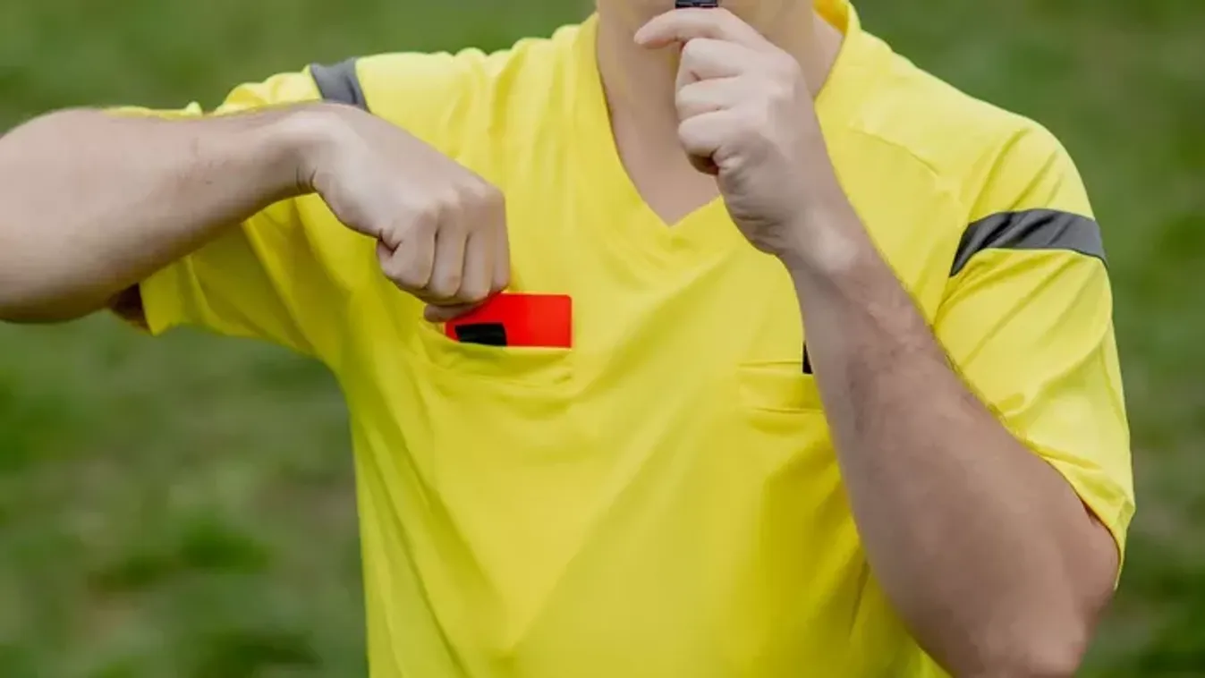 Fejbe rúgta a bírót a magyar focista, 15 évet kapott