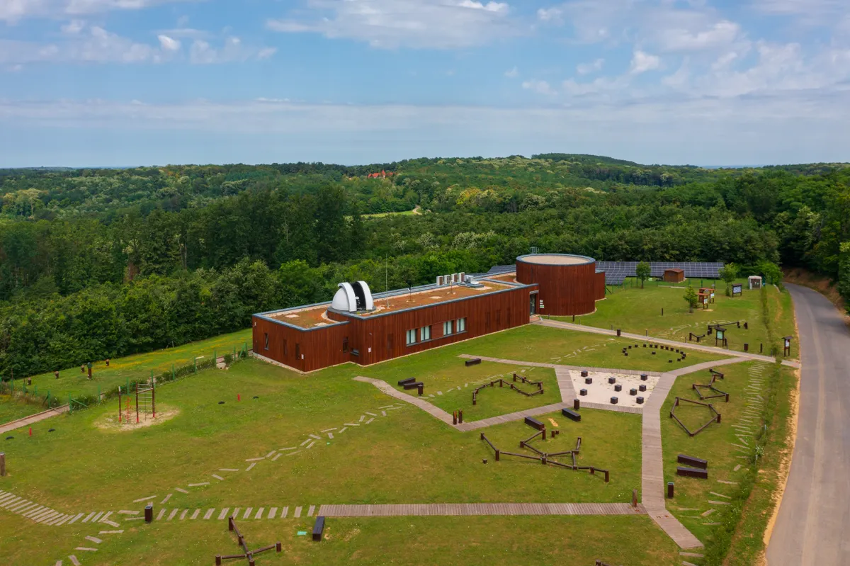 A magyarországi csillagvizsgálók egyike a Zselici Csillagpark a magasból.