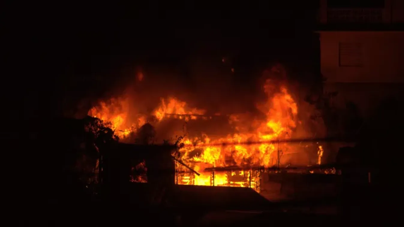 Hogy tehetett ilyet? Saját ismerőseire gyújtotta a faházat